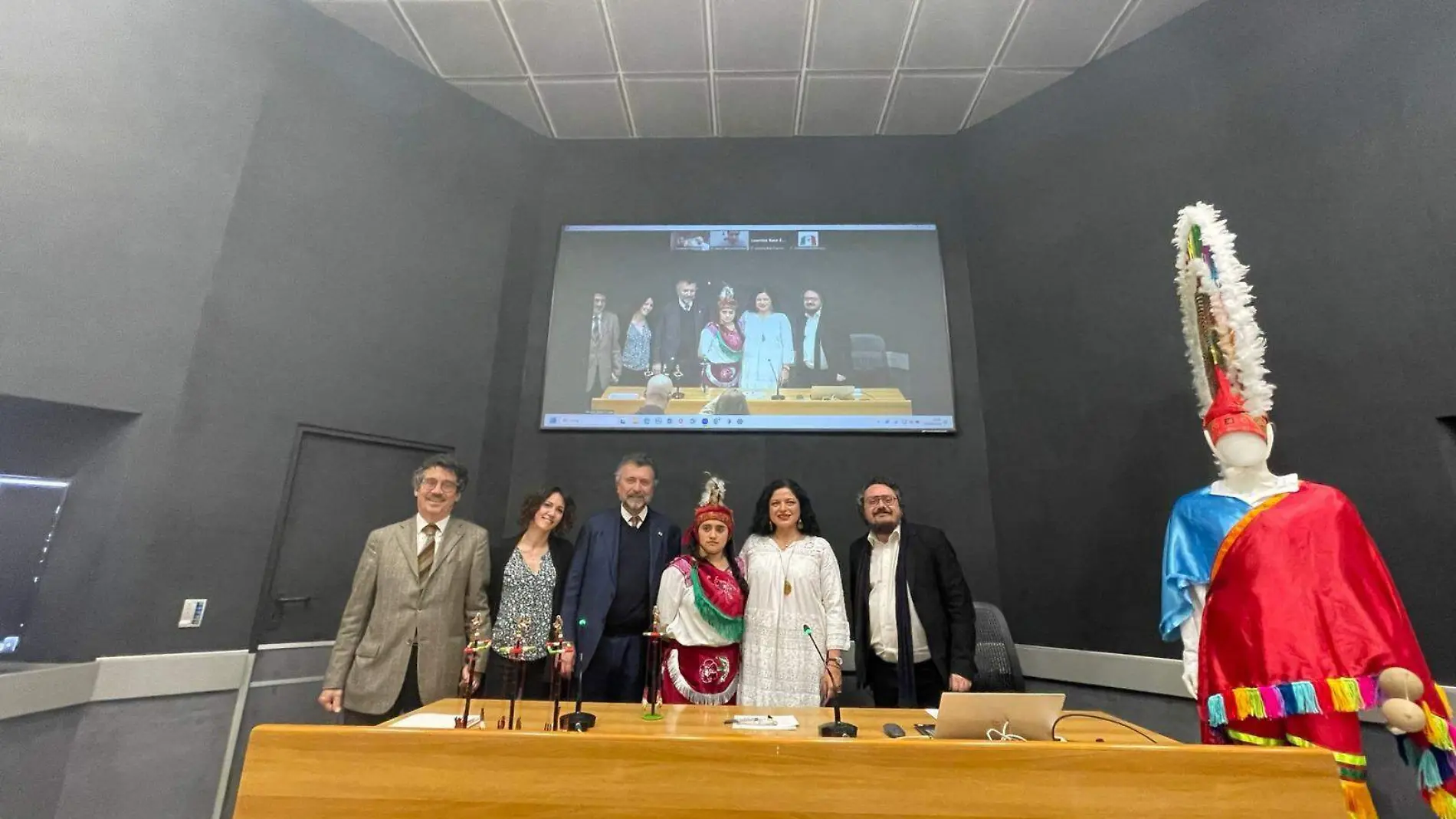 Donan traje típico de Cuetzalan al Museo de las Civilizaciones en Roma